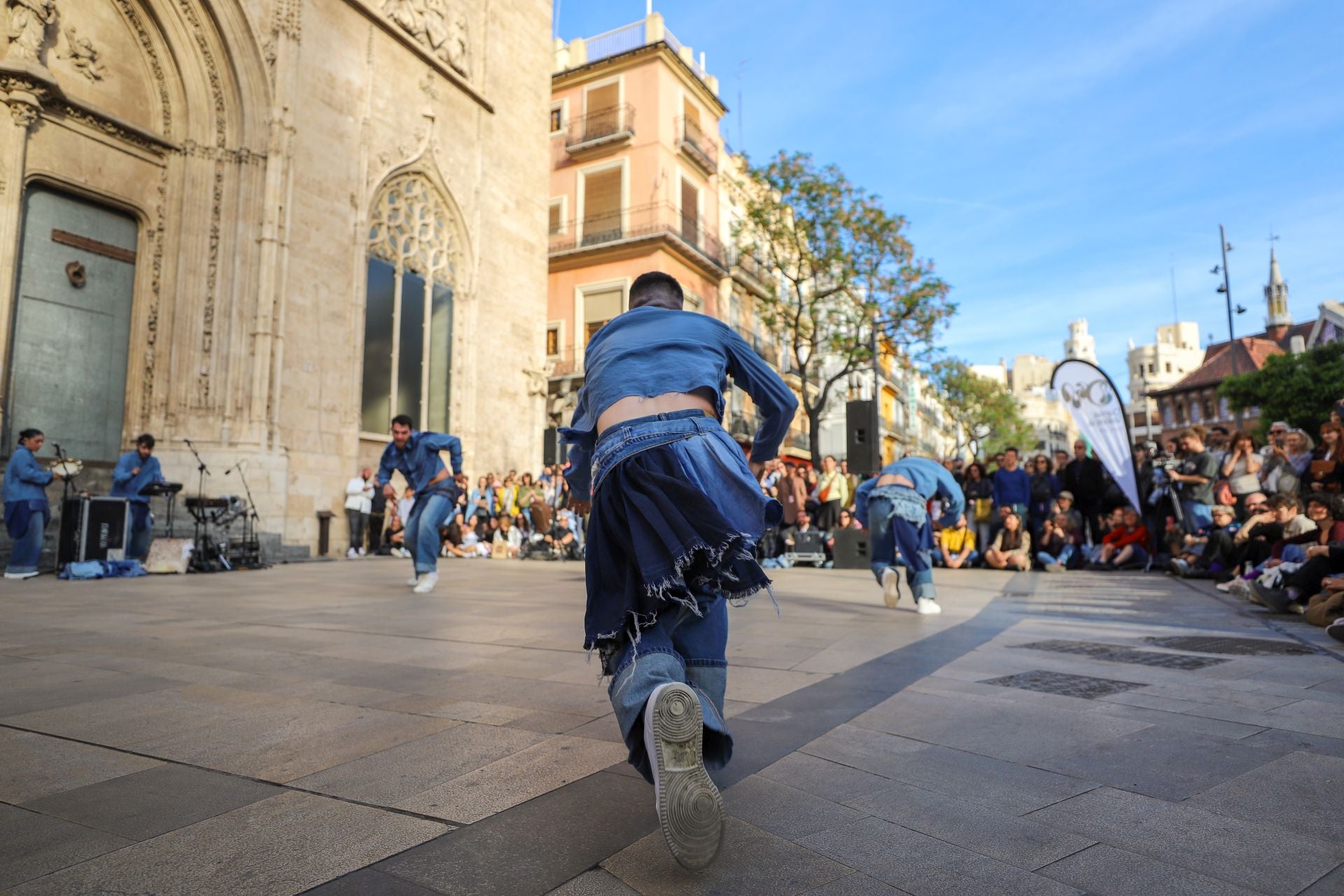 Inauguración de Dansa Valencia con el espectáculo &#039;Transeúnte&#039;, en la plaza del Mercado