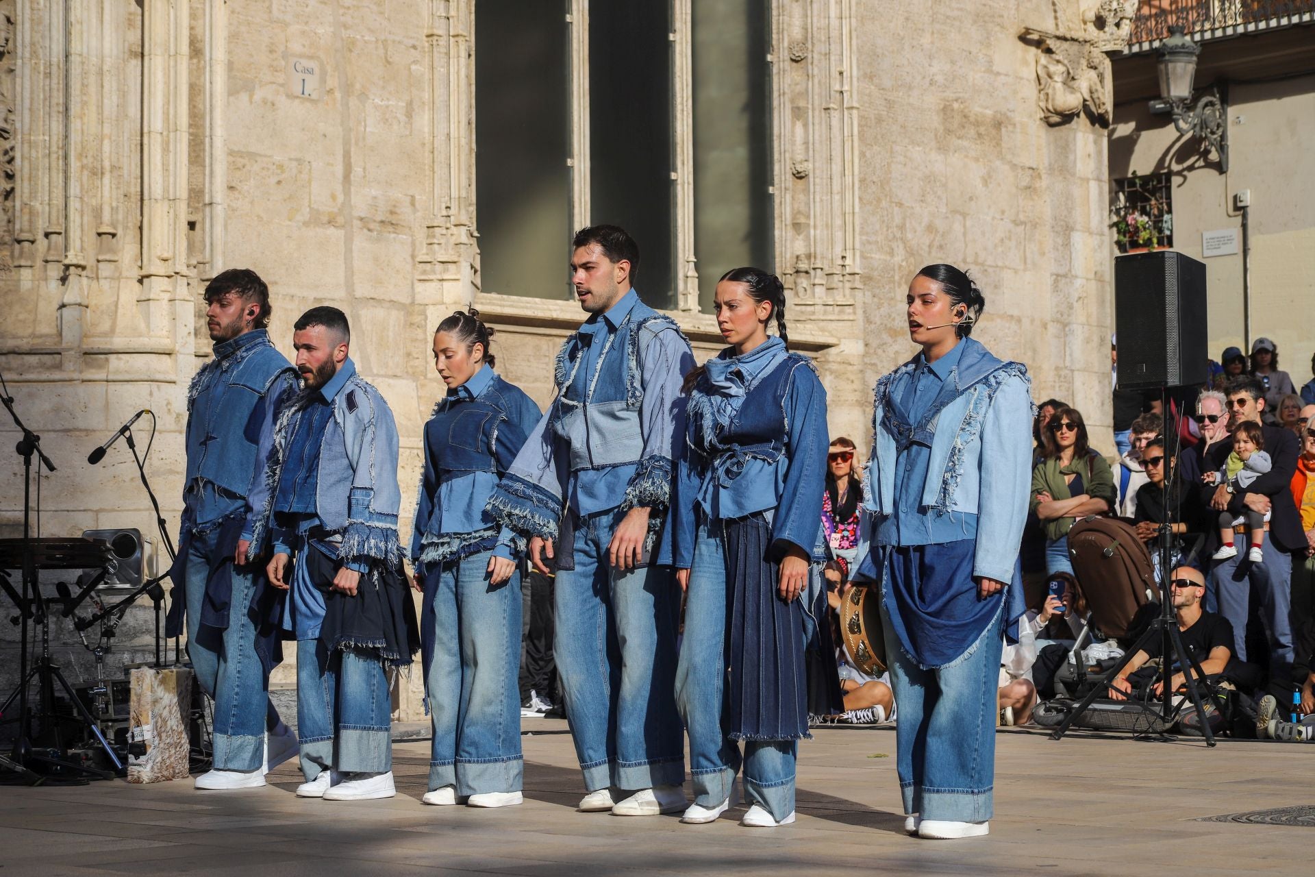 Inauguración de Dansa Valencia con el espectáculo &#039;Transeúnte&#039;, en la plaza del Mercado