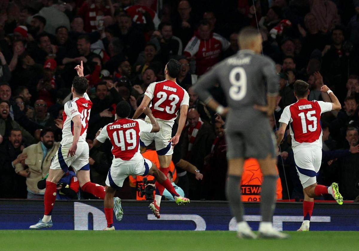 Los jugadores del Arsenal celebran el 3-0 de Mikel Merino.