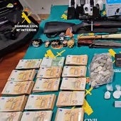 Algunos de los objetos y dinero requisado.