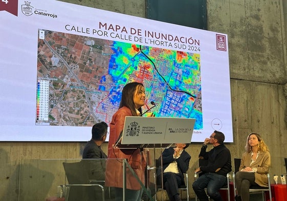 La alcaldesa Lorena Silvent.