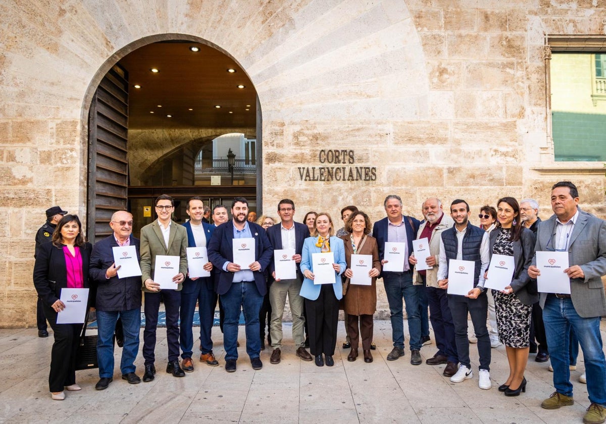 Los miembros de la Unión Municipalista, con Rodríguez en el centro, presentando la ILP en Les Corts.