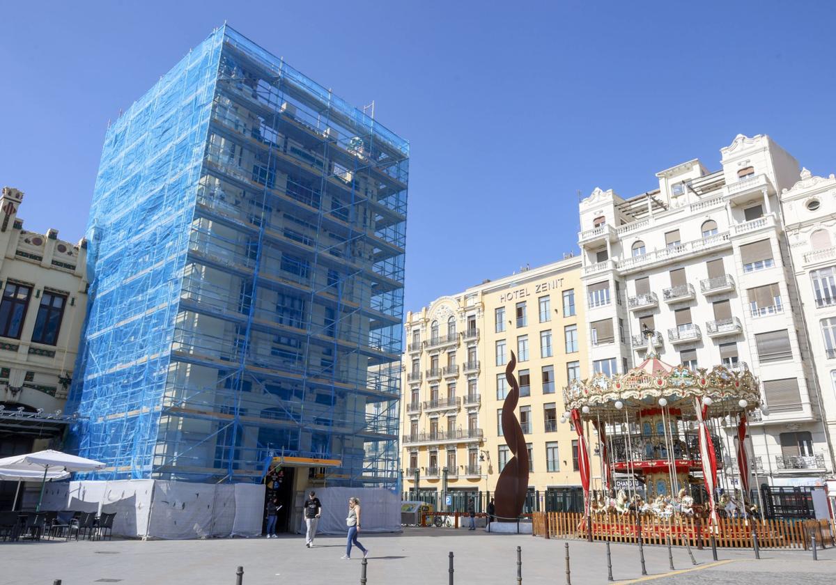 Los andamios llegan a una de las torres de la Estación del Norte de Valencia