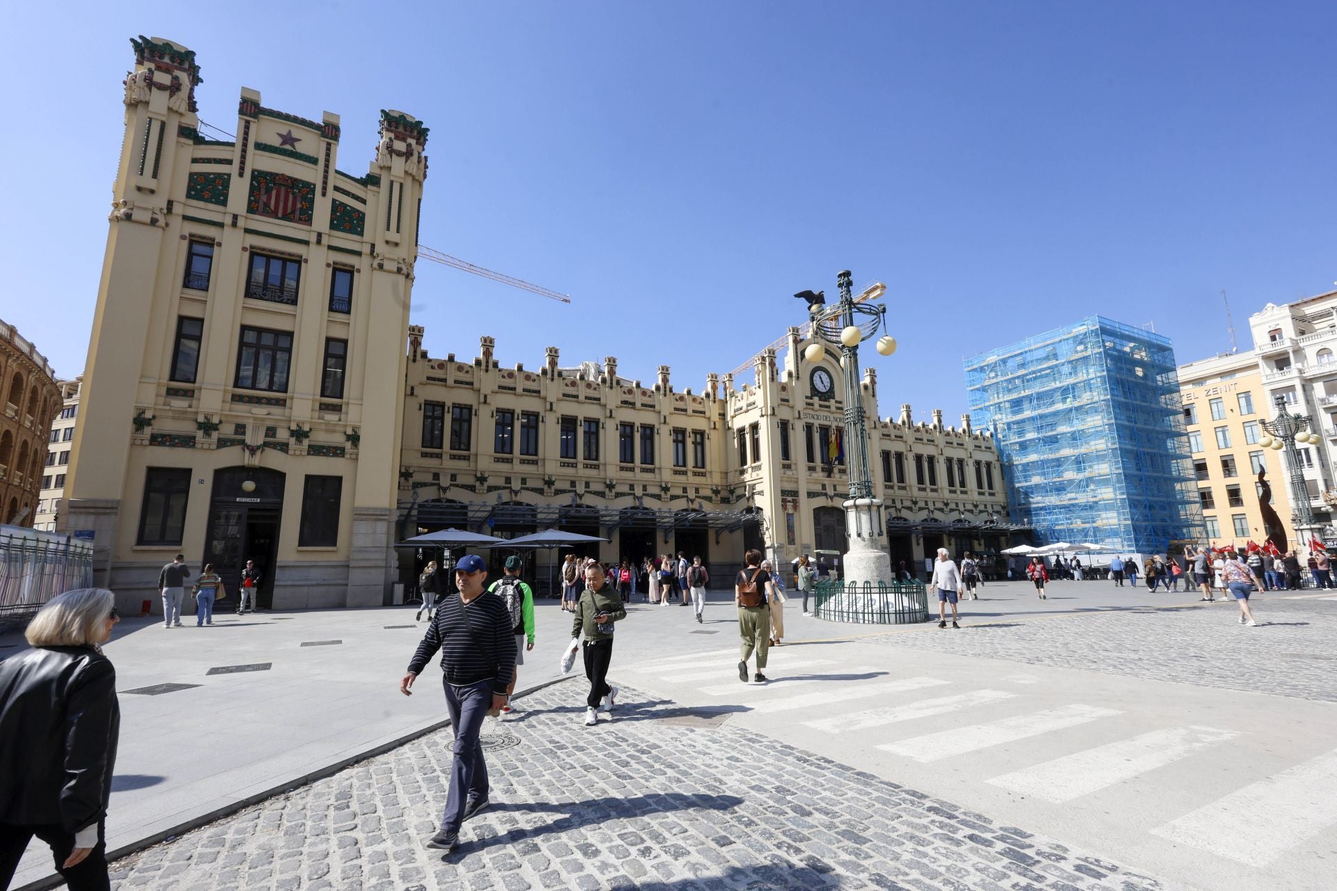 Los andamios llegan a una de las torres de la Estación del Norte de Valencia