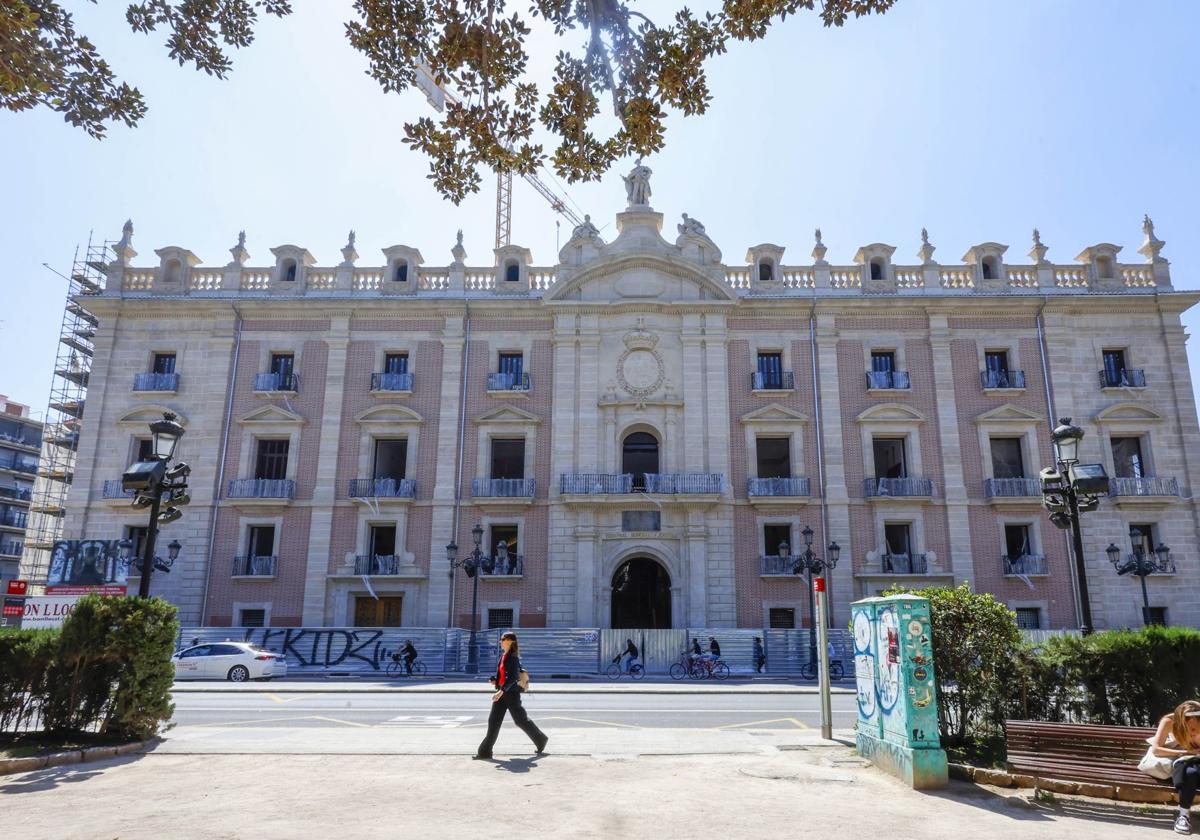 El exterior del Palacio de Justicia de Valencia ya luce espléndido