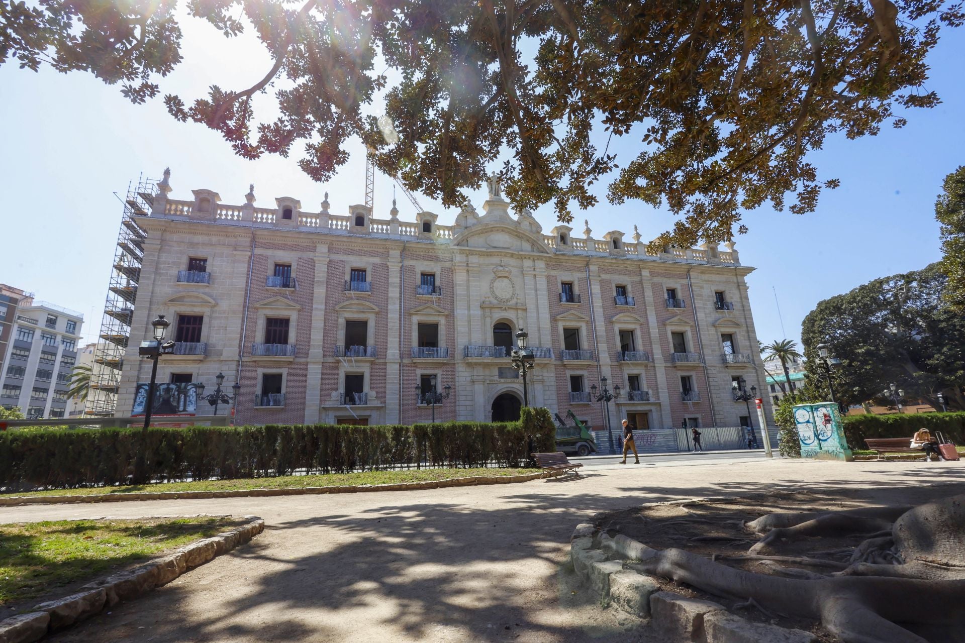 El exterior del Palacio de Justicia de Valencia ya luce espléndido