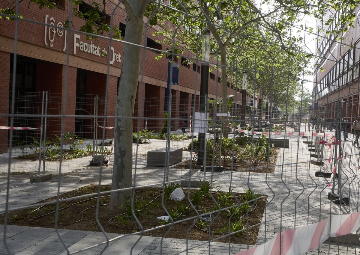 Imagen secundaria 1 - De arriba a abajo: jardín entre aularios, nueva zona verde junto a la Facultad de Derecho y parcela de acopio de materiales, que se convertirá en un espacio con desniveles.