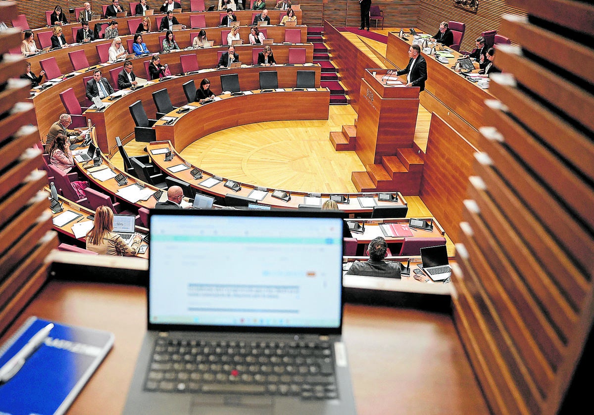 Vista del hemiciclo de Les Corts desde una cabina de prensa.