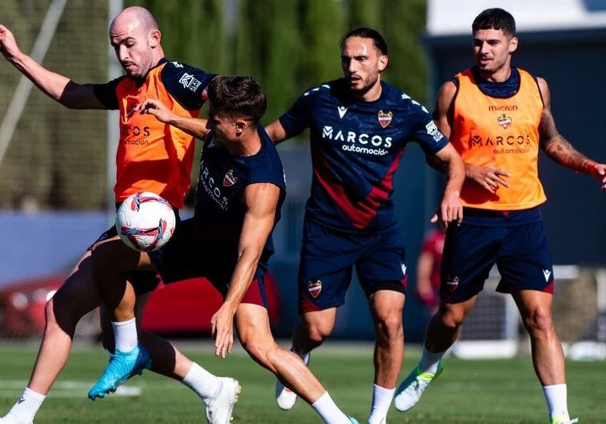 Entrenamiento en Buñol de los futbolistas del Levante.
