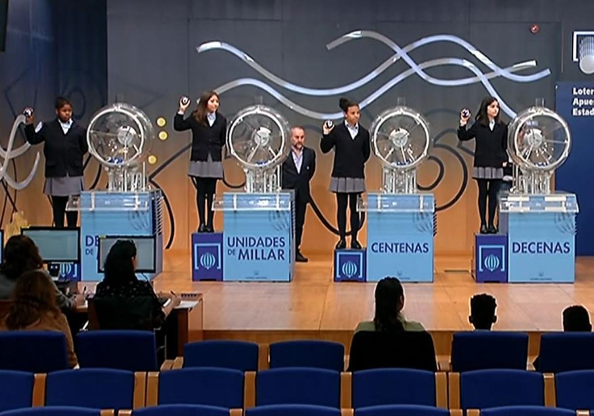 Un momento del directo del sorteo de la Lotería Nacional de este jueves, 10 de abril.