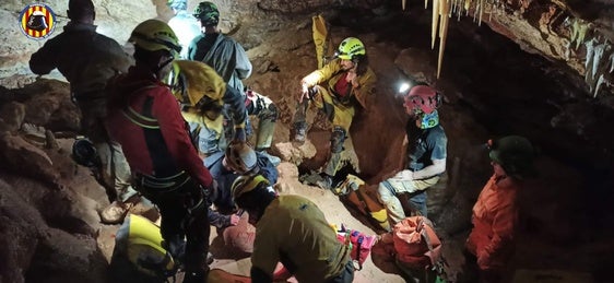 Trabajos de rescate en la cueva.