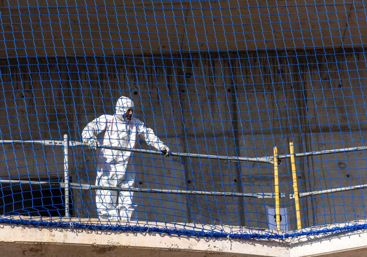 Un operario, en el Nou Mestalla.