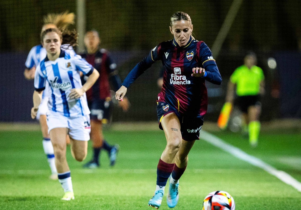 Ángela Sosa en un partido con el Levante femenino.