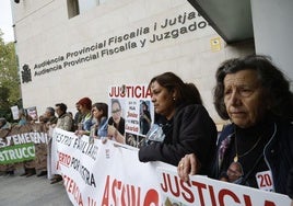 Las asociaciones de víctimas de la Dana protestan contra Pradas y Argüeso en la Ciudad de la Justicia
