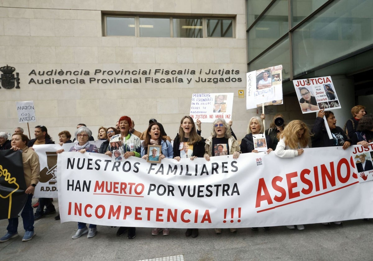 Víctimas y familiares reciben a Pradas y Argüeso al grito de «asesinos»