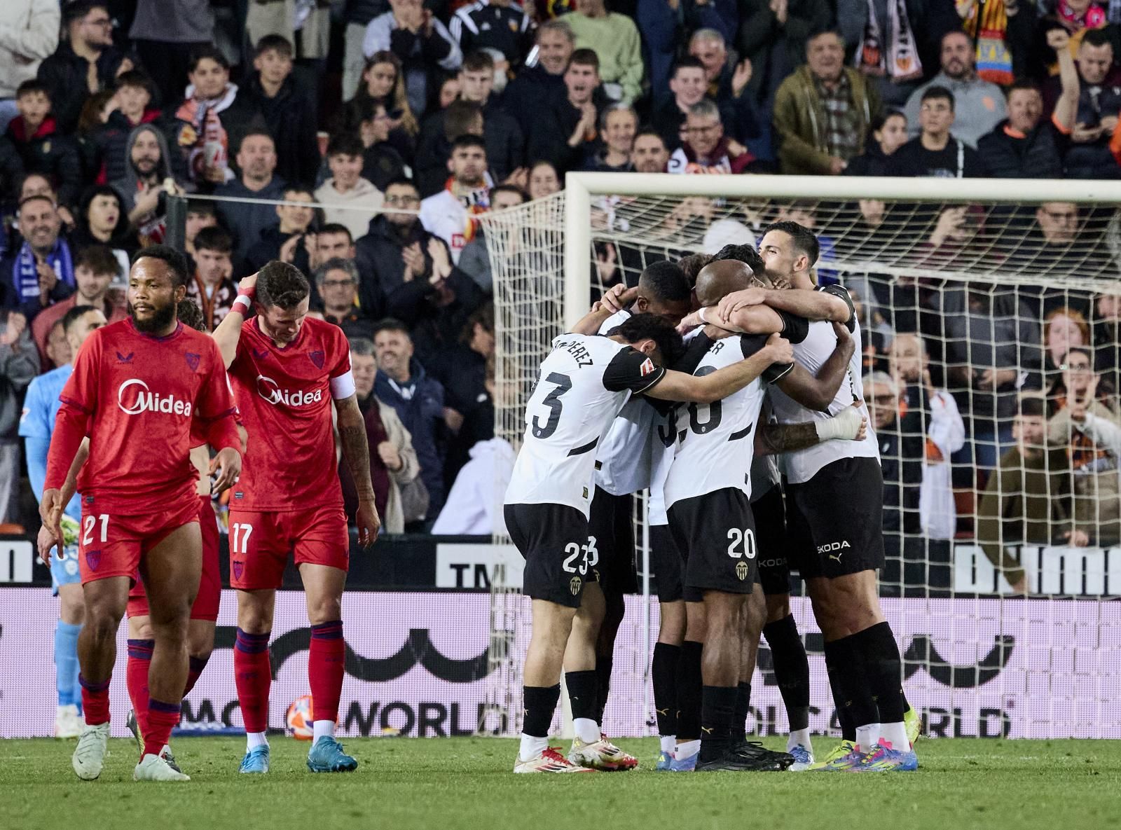 FOTOS | El Valencia tumba a su bestia negra