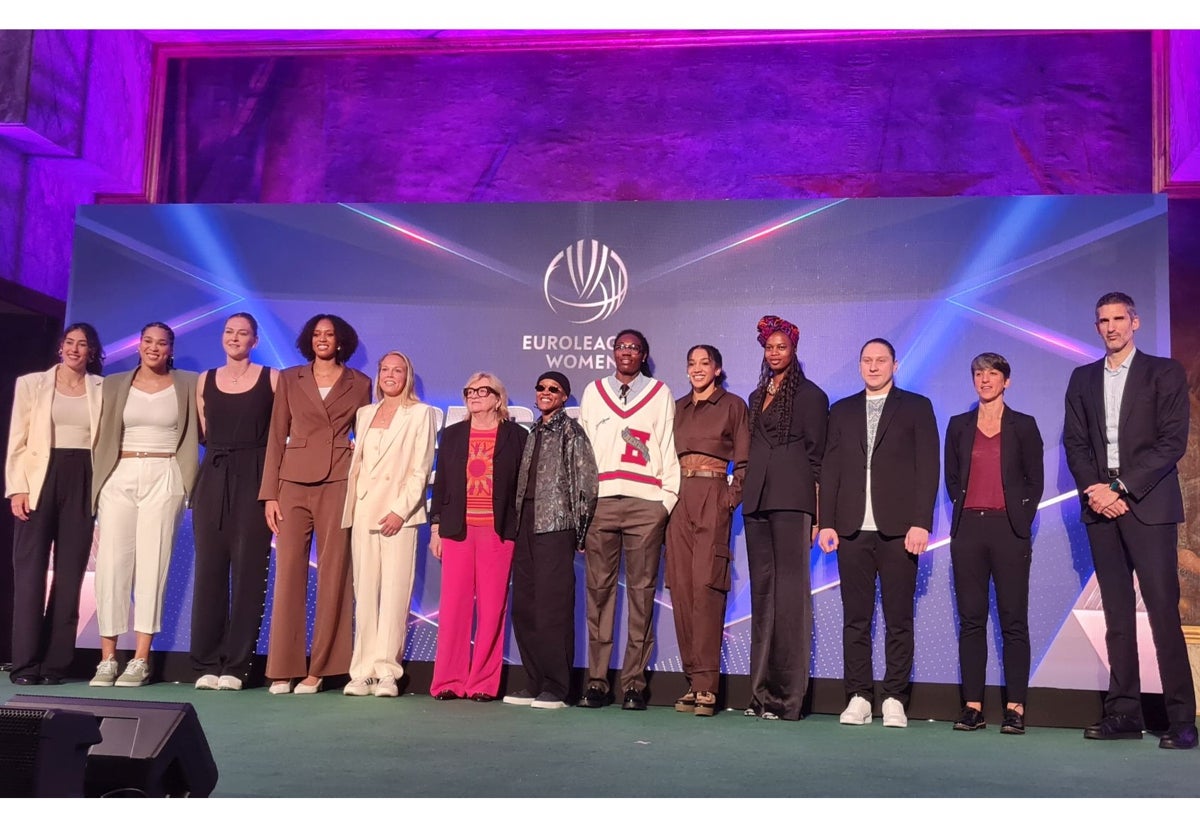 Foto de grupo de los premiados, con Alina Iagupova y Rubén Burgos.