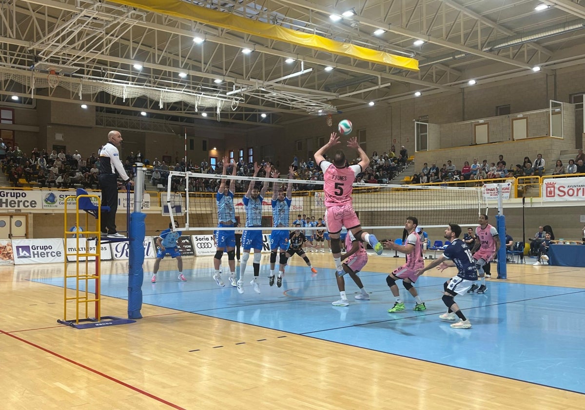 Facu Funes, ante el triple bloqueo del Soria.