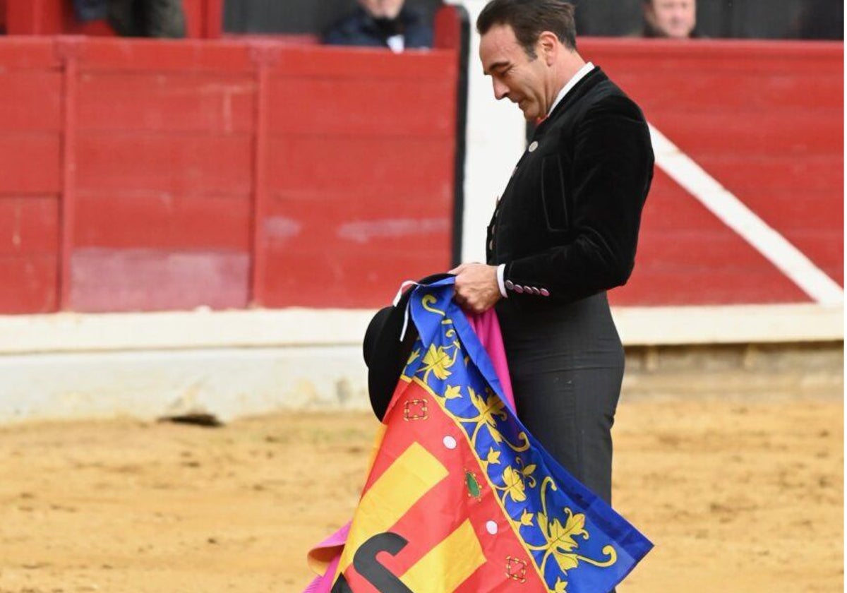 Enrique Ponce con sus señas de identidad en el ruedo.