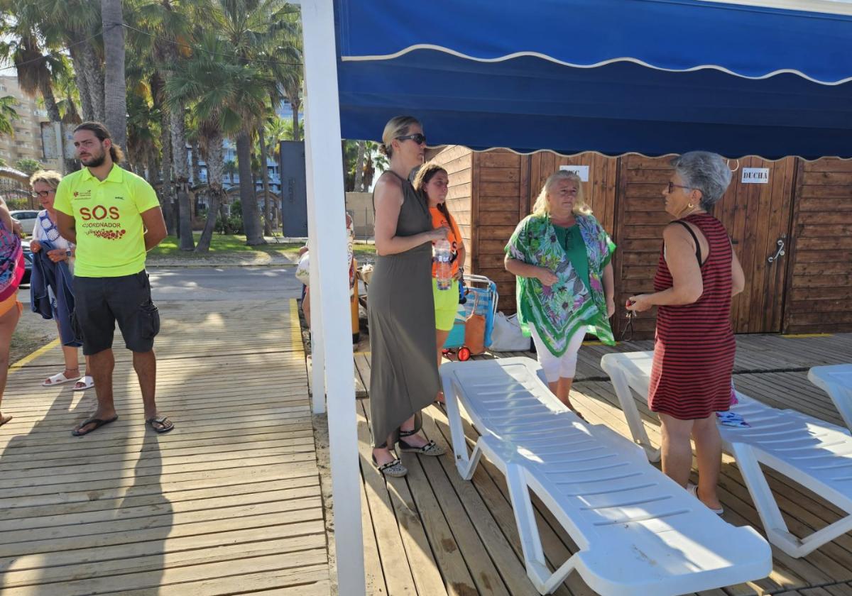 Nuevas pasarelas, duchas y lavapiés para acondicionar todas las playas