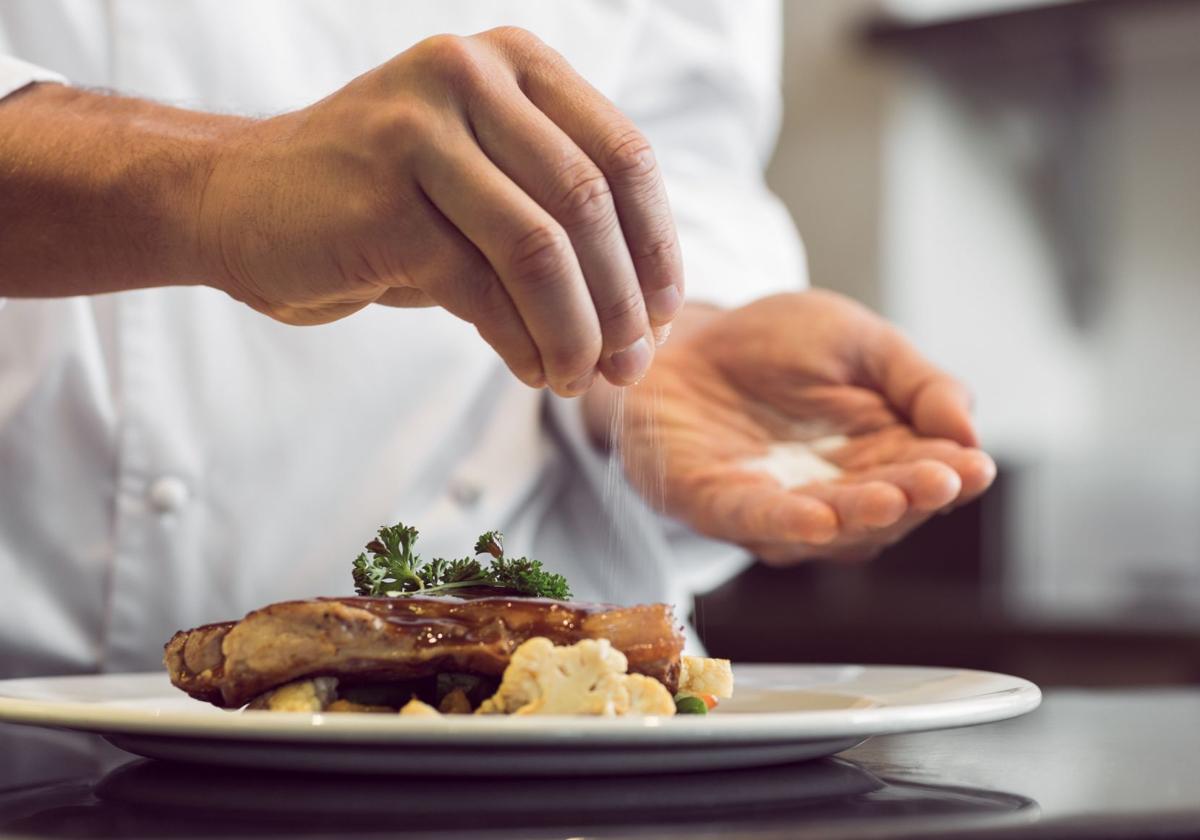 La costumbre a la hora de comer que más engorda y perjudica a la salud
