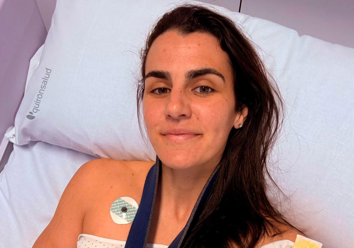 Leti Romero, operada de una fractura en un dedo de su mano derecha