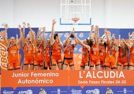 El equipo Junior femenino del Valencia Basket celebrando la victoria.