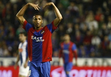 La última de un díscolo ex del Levante: lesiona a un compañero en la celebración de un gol anulado