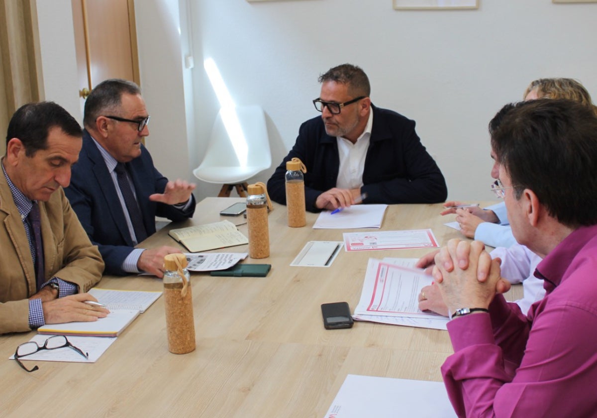 El vicepresidente del Consell, Francisco José Gan Pàmpols junto al presidente de la Mancomunitat Josep Cabanes.