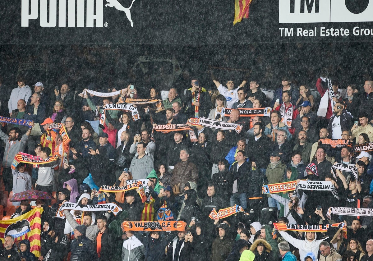 Un sector de la grada valencianista, durante el encuentro ante el Sevilla.