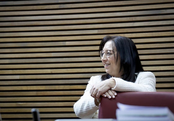 La presidenta de Les Corts, Llanos Massó.