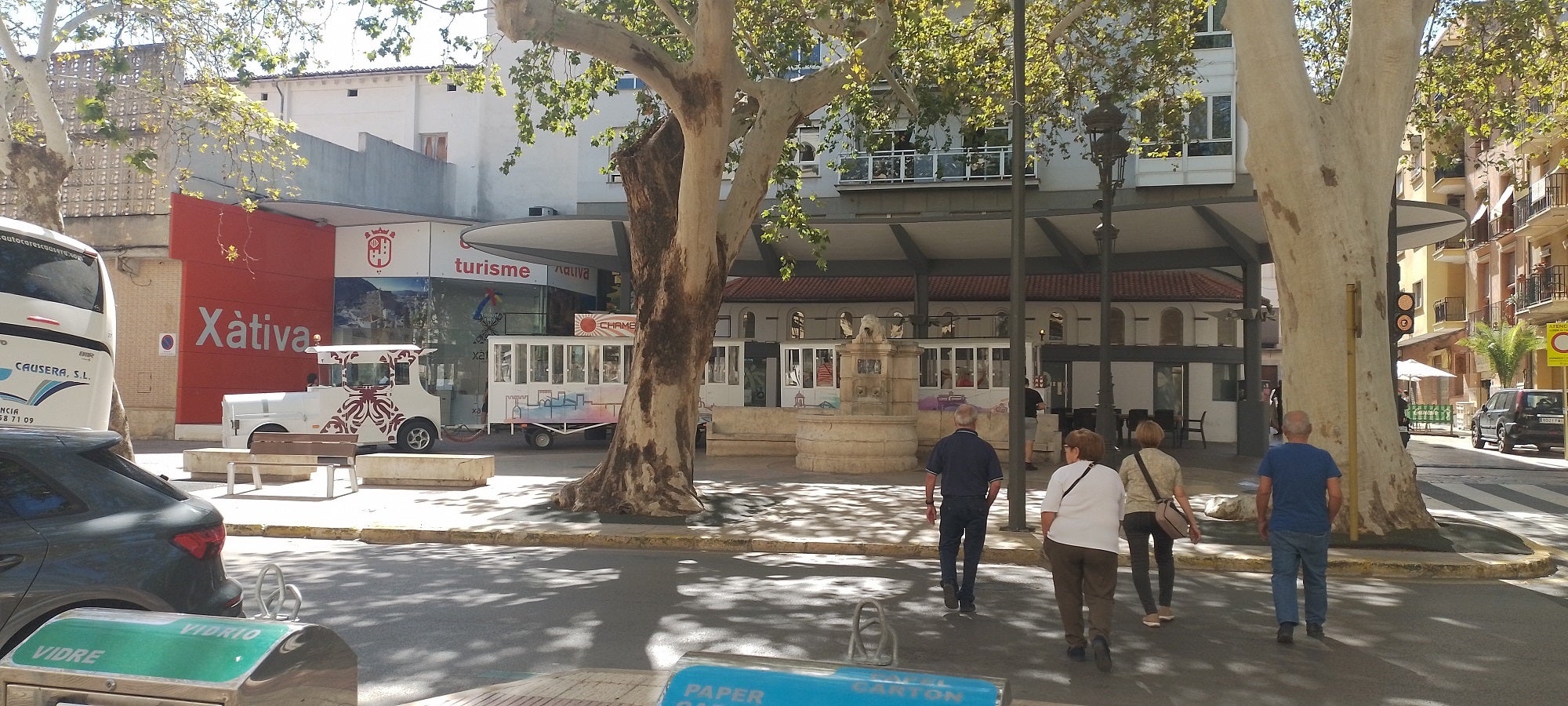 Tren turístico a las puertas de la Oficina de Turismo de Xàtiva.