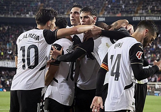 Los jugadores del Valencia, celebrando un gol en Mestalla.
