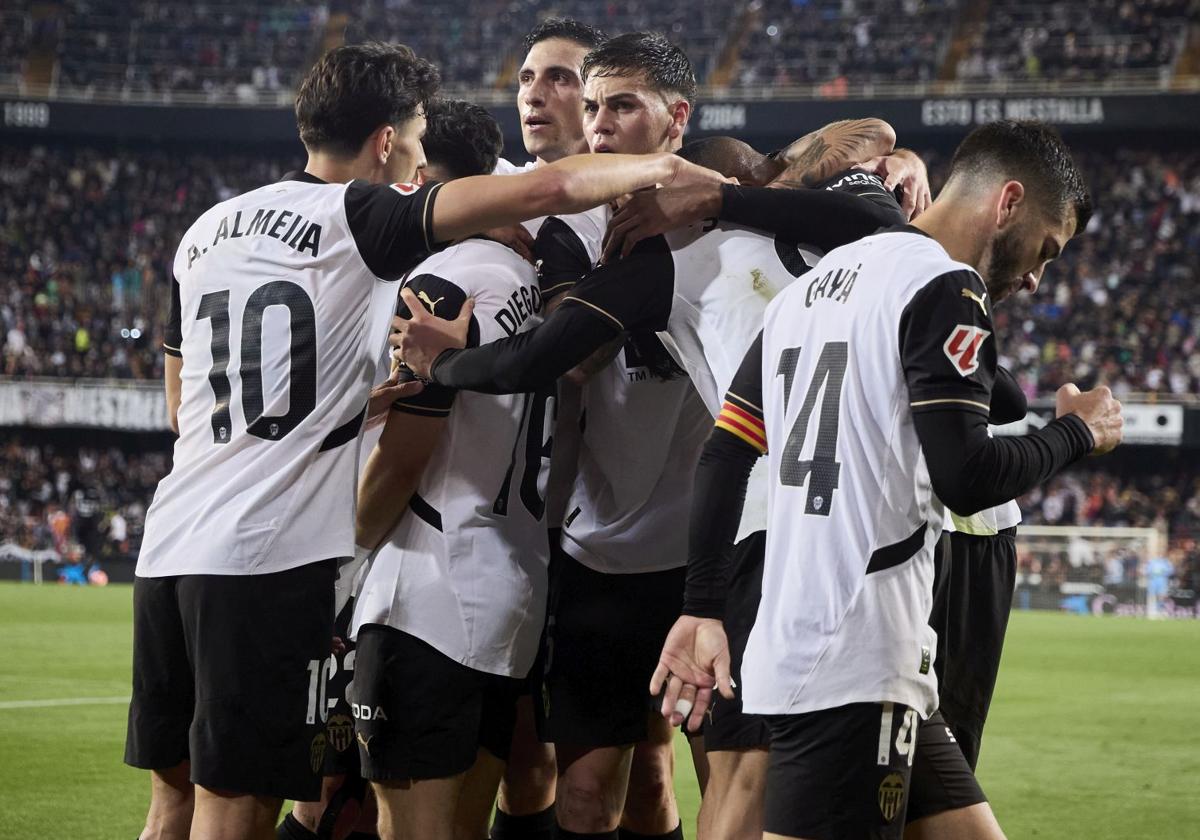 Los jugadores del Valencia, celebrando un gol en Mestalla.