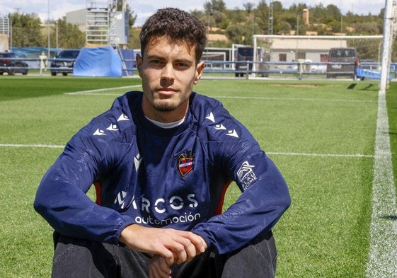 Jorge Cabello, posando en la Ciudad Deportiva del Levante en Buñol.