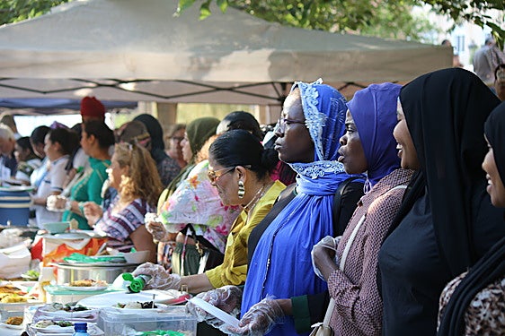 Desde València Acull se busca apoyar a las personas inmigrantes en su plena integración.