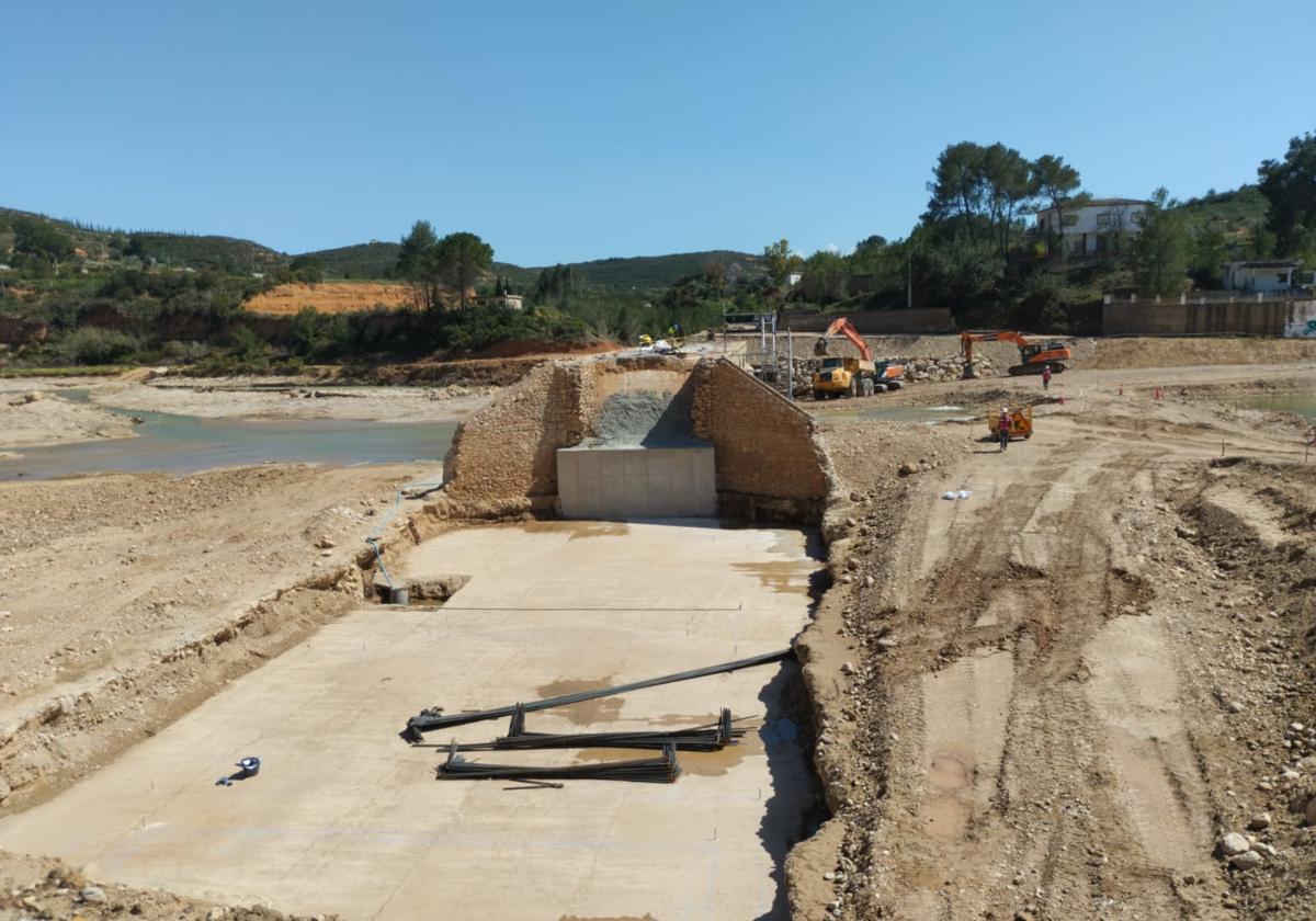 Obras en el puente de Turís.