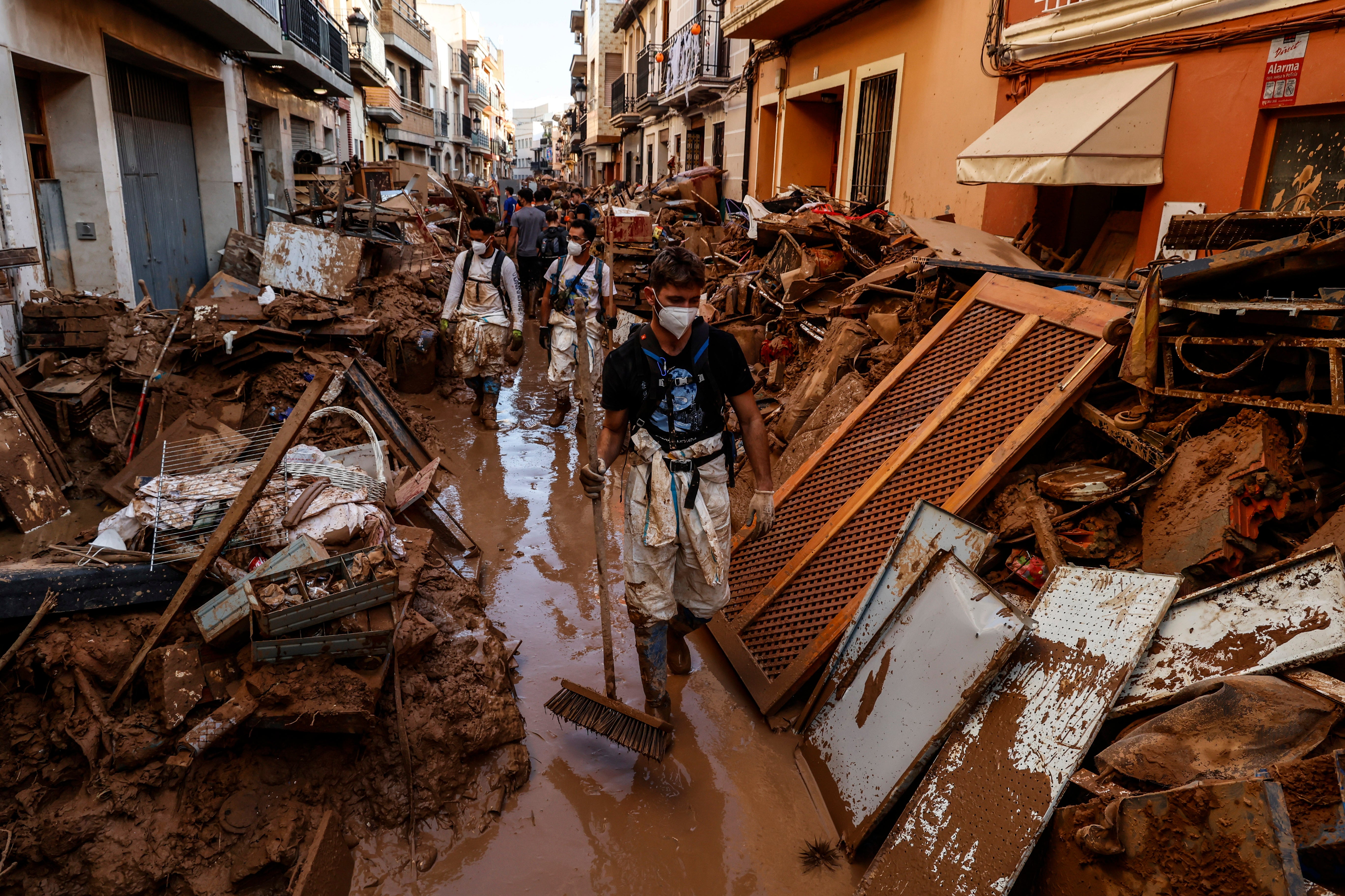 Voluntarios, entre los escombros y el barro en Paiporta.
