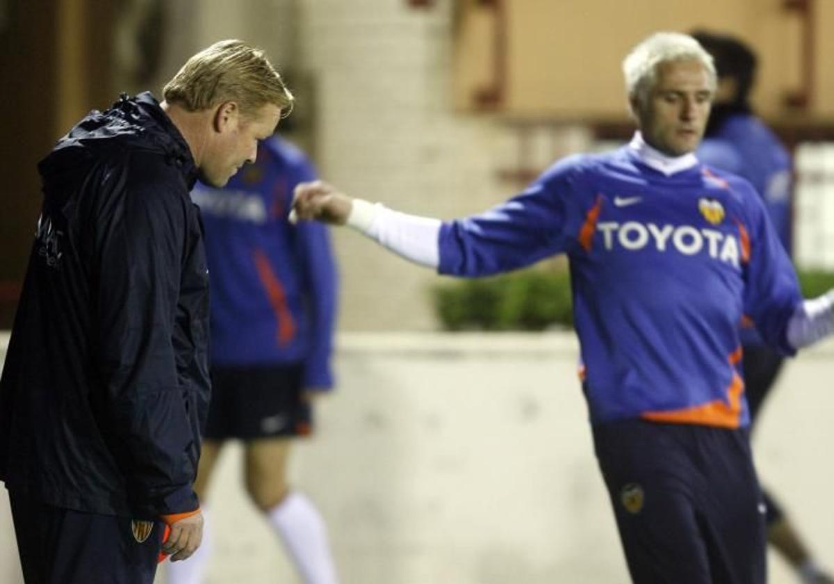 Cañizares, en un entrenamiento junto a Koeman.