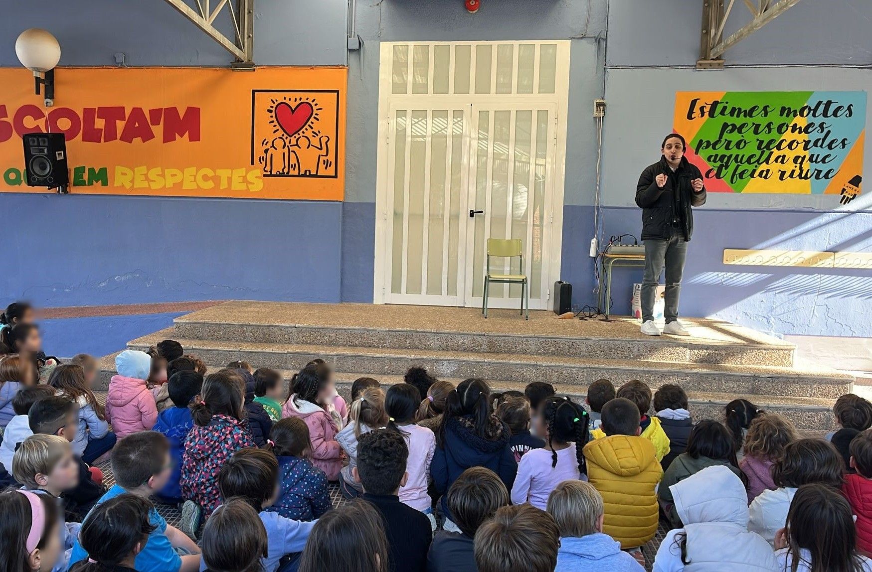 Óscar Lasarte visita el colegio Les Vessanes de Dénia