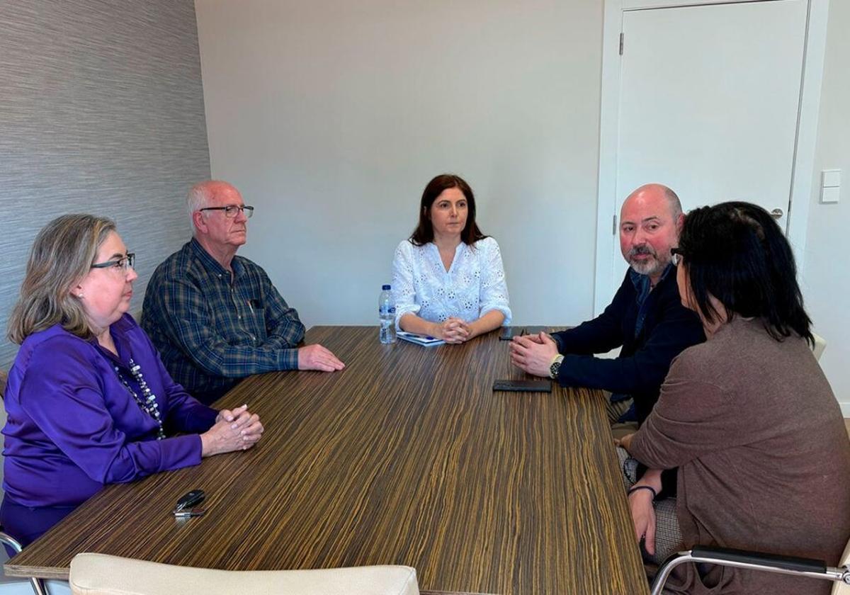Reunión de las entidades de mercados con la alcaldesa de Paiporta, Maribel Albalat, en el centro.