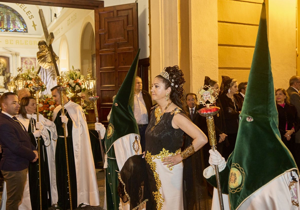 Carles Genís, presidente de la Junta Mayor de la Semana Santa Marinera, a la izquierda, viendo el paso de una procesión.