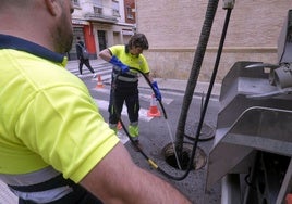 Operarios revisan el estado del alcantarillado.