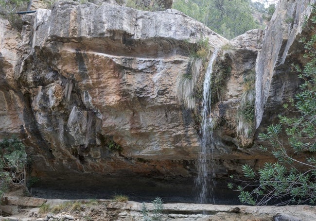 Una pequeña cascada que alimenta de agua los charcos.