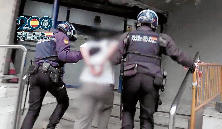 Dos policías trasladan al violador a la Jefatura Superior de Policía de Valencia.