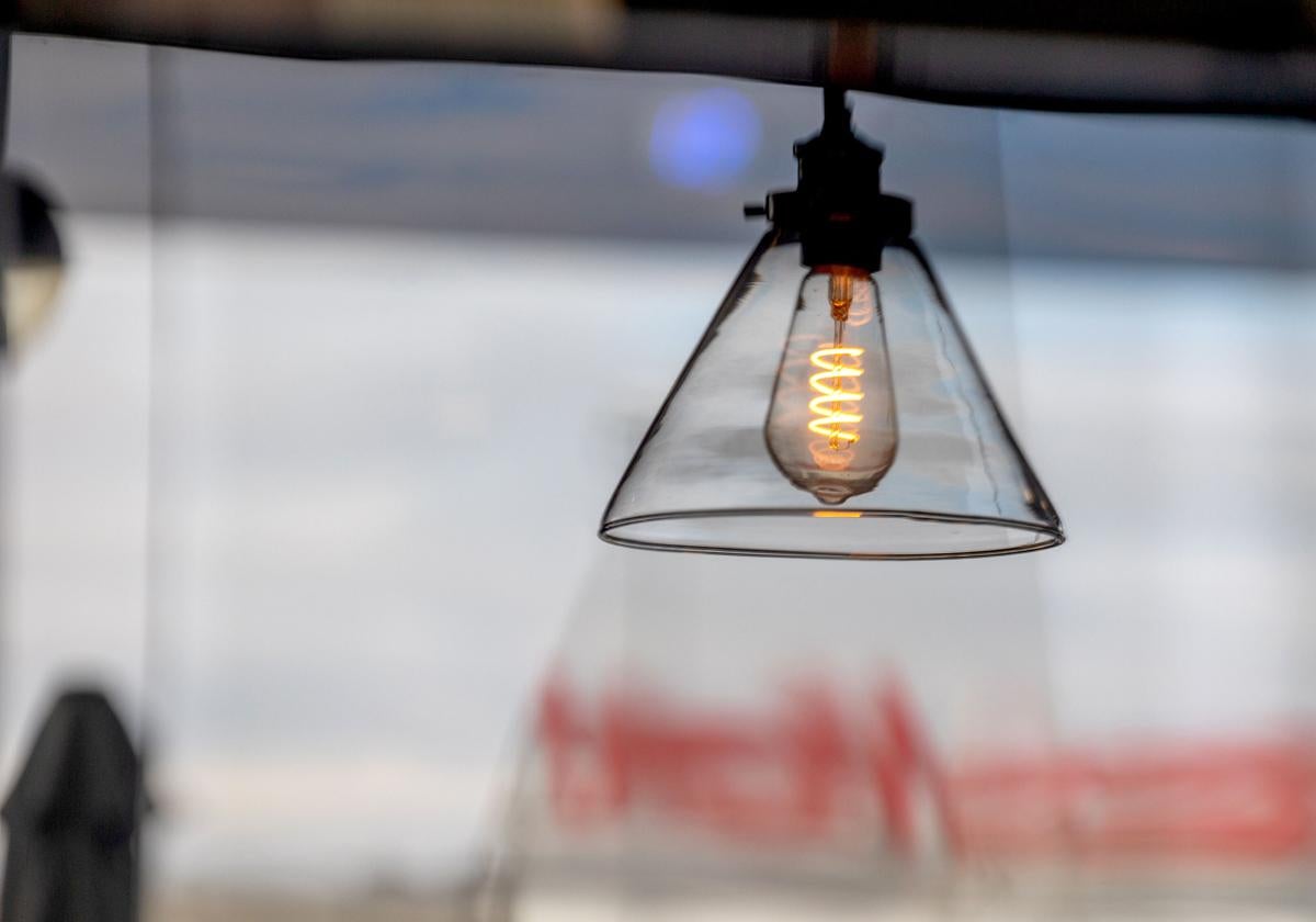 El precio de la luz hoy Viernes Santo deja 8 horas gratis: los tramos más caros y más baratos el 18 de abril