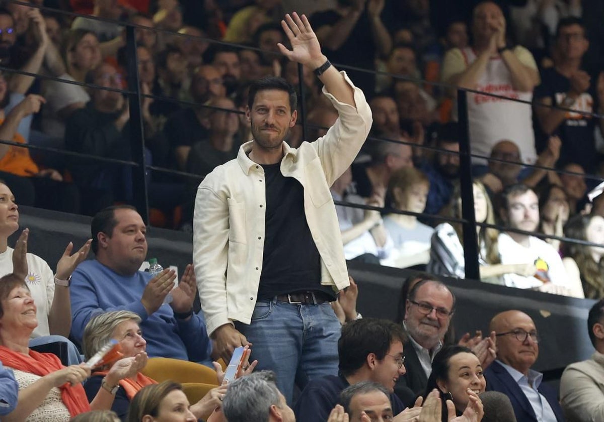 San Van Rossom presenciando el anterior partido de Valencia Basket.