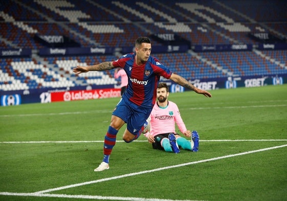 Sergio León celebra un gol con el Levante.
