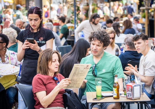 Una terraza, a rebosar este viernes en el centro de Valencia.