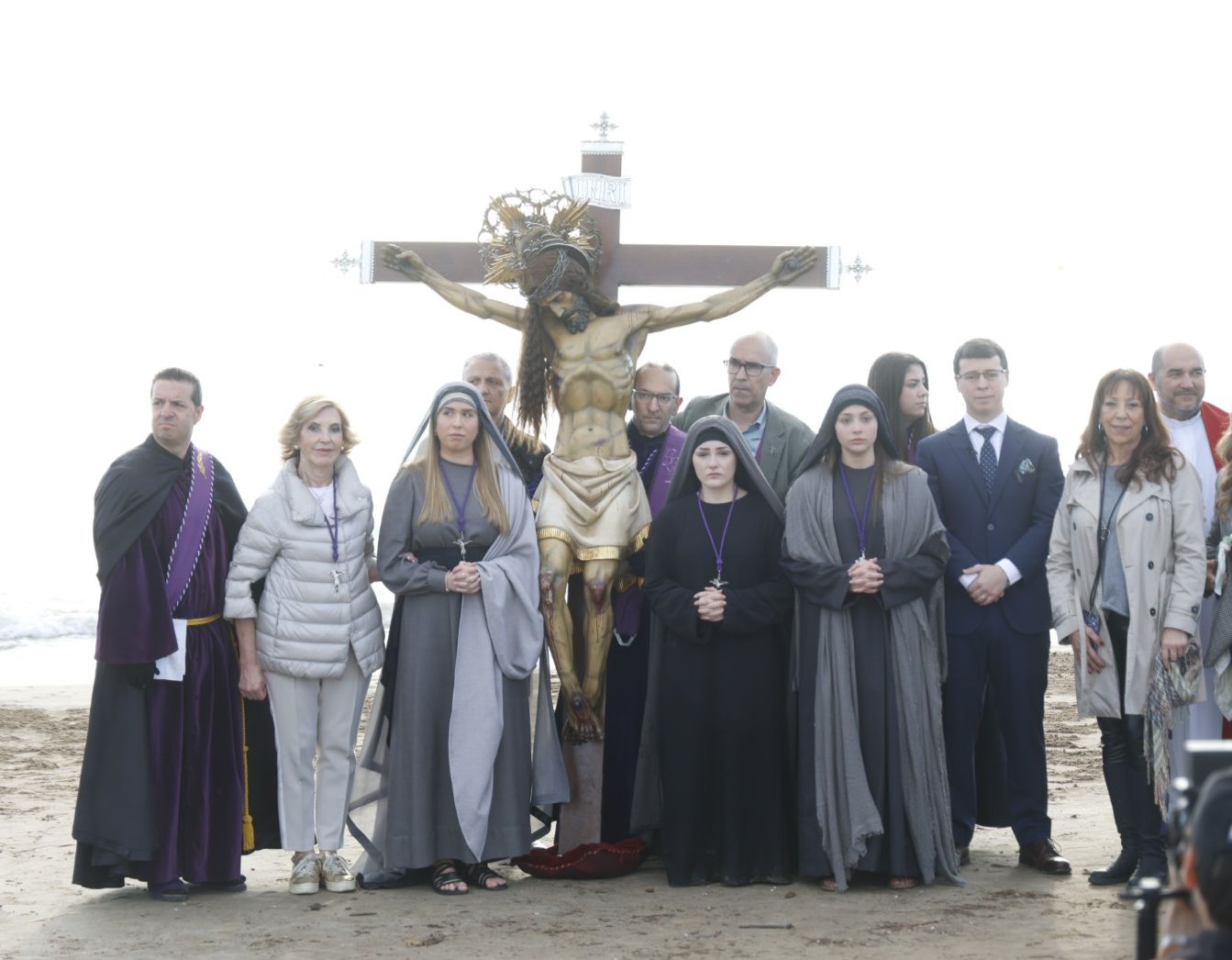 Las fotos del encuentro de los Cristos junto a la playa de Valencia